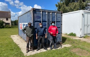 Ponçage du container sur le terrain du stade le 25 mai 2021