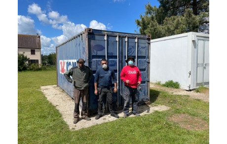 Ponçage du container sur le terrain du stade le 25 mai 2021